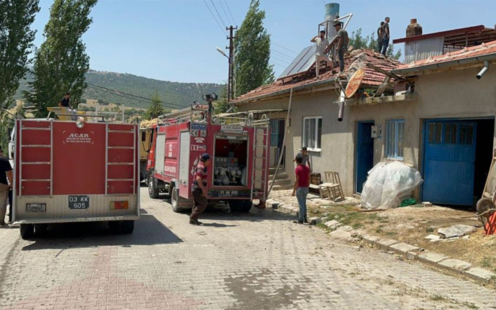 Ekmek yapan kadınların tandır ateşi faciaya yol açtı! Sıçrayan alevler iki ev ve samanlığı yaktı