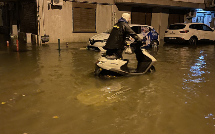 İzmir'de deniz taştı, cadde ve arka sokaklar su altında kaldı gün ağardı hasar ortaya çıktı