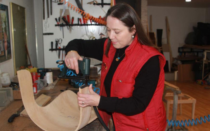 Saliha ustanın yaptığı mobilyalar Almanya’dan talep görüyor