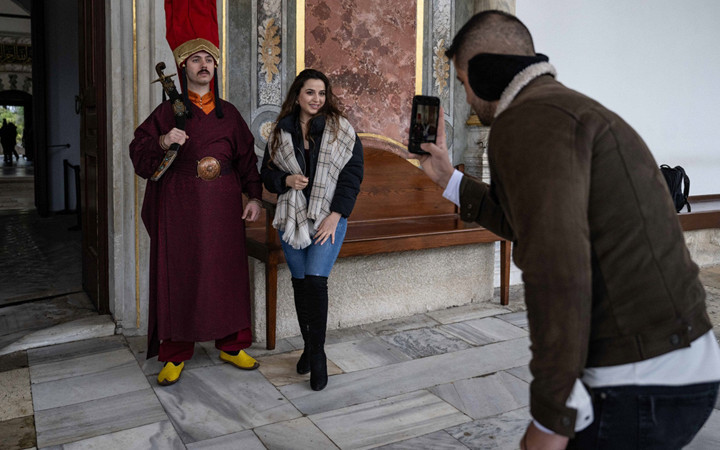 Topkapı Sarayı'nda yeni uygulamaya yoğun ilgi! Jandarmalar "silahtar" kıyafetiyle nöbet tutuyor