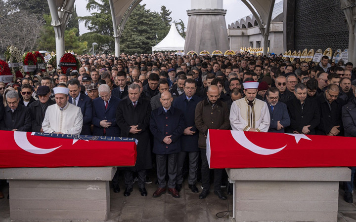 Otel yangınında ölen Fenerbahçeli yüzücü Vedia Nil Apak ile annesi, toprağa verildi