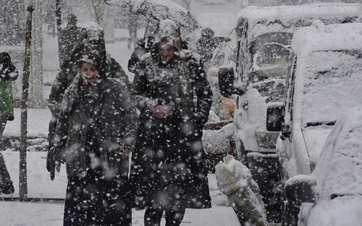 Ve İstanbul'da kar başladı! AKOM'dan flaş uyarı geldi! Kar nereye yağacak?