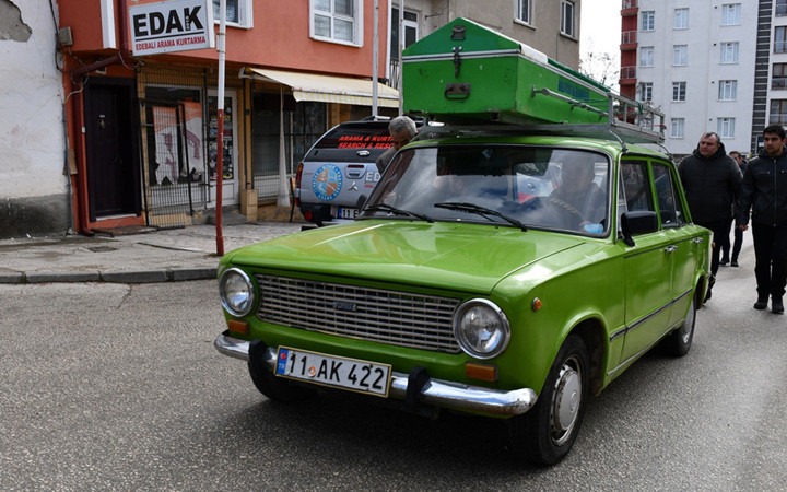 Bilecik'te Celil dedenin vasiyeti yerine getirildi: Cenazesi çocuğu gibi baktığı Murat 124 ile taşındı