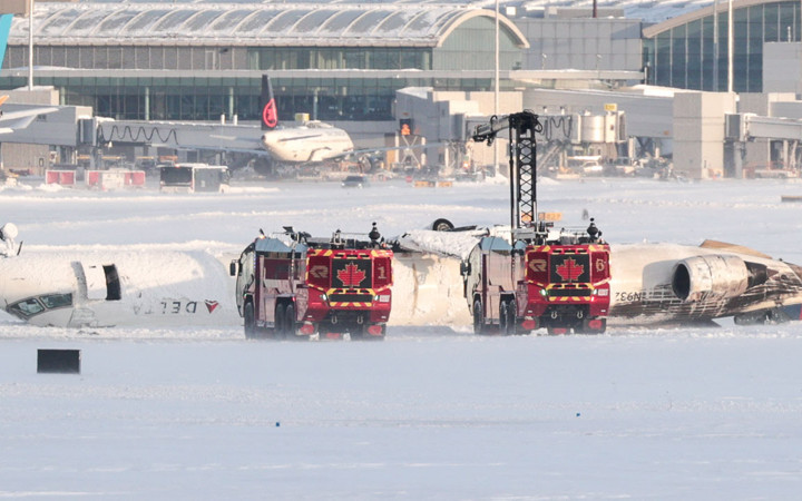 Kanada'da yolcu uçağı iniş sırasında kaza yaptı ters döndü şaşırtan görüntüyer