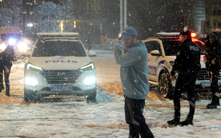 İstanbul Taksim'de polis ile vatandaşlar kar topu oynadı