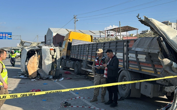 Hatay'da korkunç kaza! İşçi servisi tıra çarptı: Çok sayıda ölü ve yaralı var