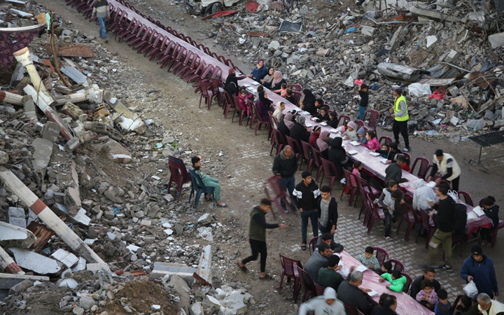 Gazze'de Filistinliler, yıkım ve enkaz arasında ilk iftarlarını açtı