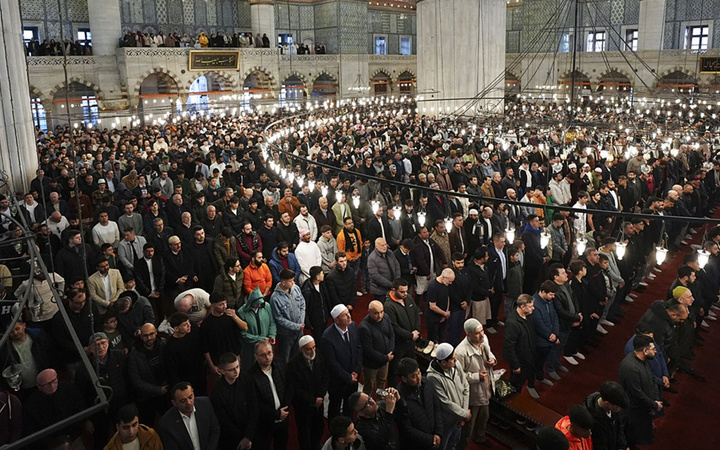 Türkiye'de bayram coşkusu! Binlerce vatandaş camilere akın etti