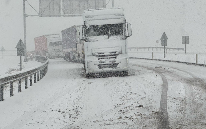 Nisan ayında şaşkına çeviren görüntüler! Yoğun kar yağışı etkili oluyor araçlar yollarda kaldı