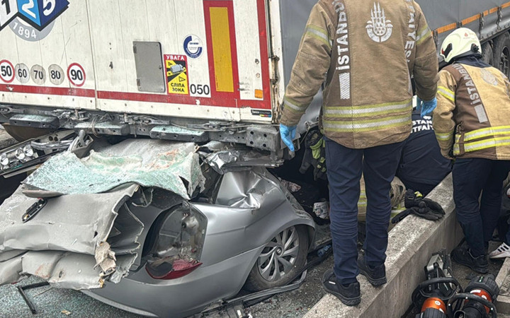 Kuzey Marmara Otoyolu'nda otomobil TIR'ın altına girdi! 4 kişi hayatını kaybetti