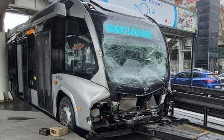 İstanbul'da metrobüsler çarpıştı! Yaralılar var
