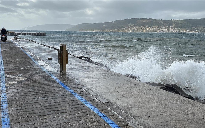 İstanbul'da fırtına alarmı! Valilik ve Meteoroloji'den uyarılar, peş peşe seferler iptalleri