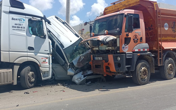 Mersin'deki kazaya bakın! Kontrolden çıkan kamyon 15 araca çarptı