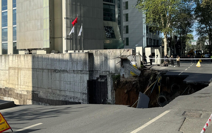 Maslak'ta yol çöktü! Eski Büyükdere Caddesi trafiğe kapatıldı