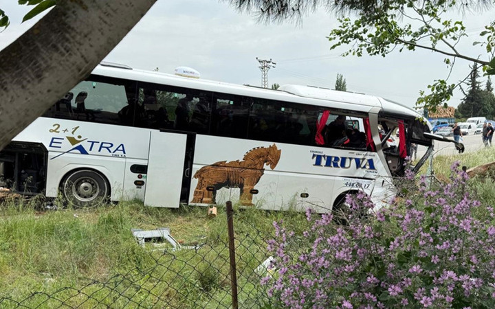 Çanakkale'de yolcu otobüsü, kamyon ve otomobil çarpıştı! Çok sayıda ölü var