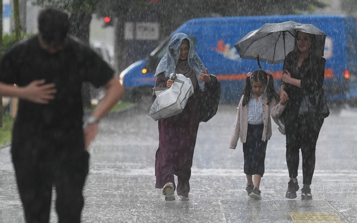Sıcaklık düşüşte Meteoroloji 23 ile sarı kodlu uyarı yaptı! Saat verildi sağanak geliyor!