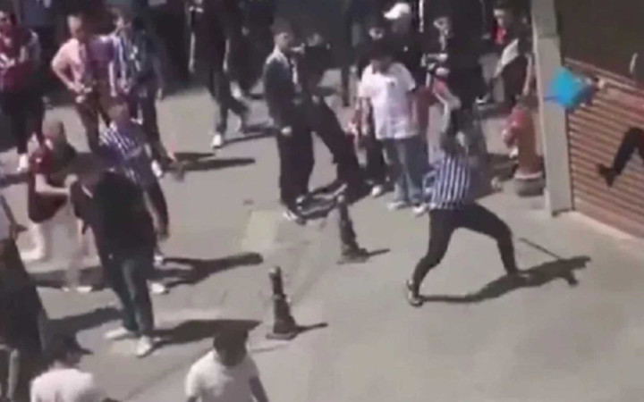 Dev maç öncesi sokaklar karıştı! Taraftarlar birbirine girdi