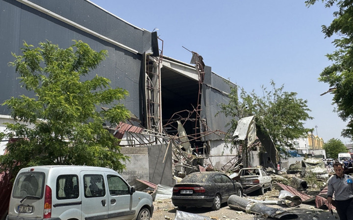 Gaziantep'te fabrikada patlama oldu! Yaralı işçiler var, görüntülere bakın