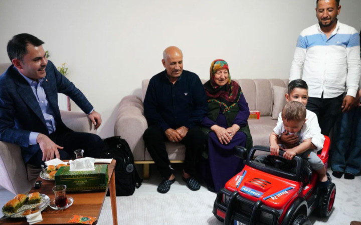 Deprem bölgesinde konutlar yükseliyor: Murat Kurum depremzede aileye misafir oldu