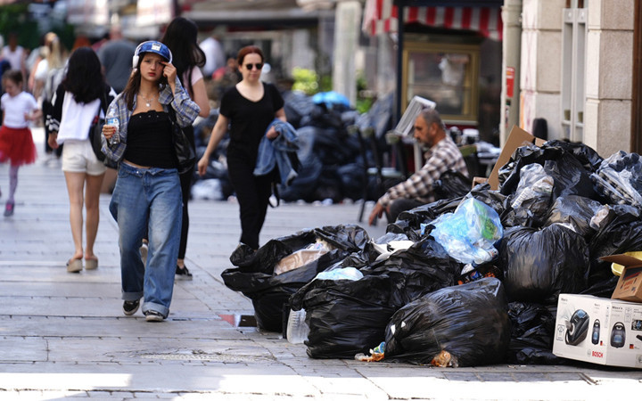 İzmir'de grev dördüncü gününde! Cadde ve sokaklarda çöp yığınları oluştu