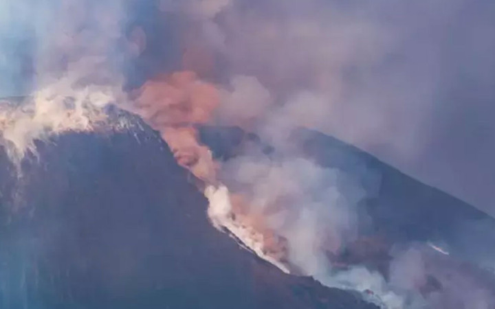 Etna Yanardağı patladı: Turistler panik halinde kaçmaya başladı