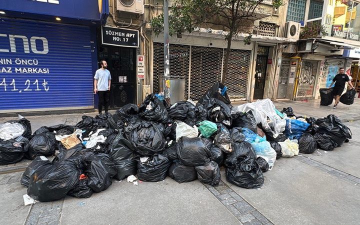 "Pislik ve rezillik" diyerek tepki gösterdiler! İzmir'de çöp dağları oluştu, koku ise dayanılmaz boyutta...