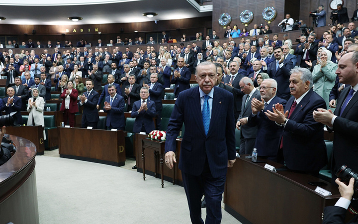 AK Parti grup toplantısında sürpriz misafir! Ünlü iş insanı da oradaydı