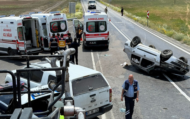 Mezuniyet törenine gidiyorlardı! Van'daki feci kazada ölü ve yaralılar var