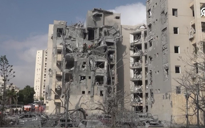 İran'dan fırlatılan füze doğrudan isabet etti! İsrail'de 4 kişi öldü, işte Tel Aviv'de sığınaklarda yaşam