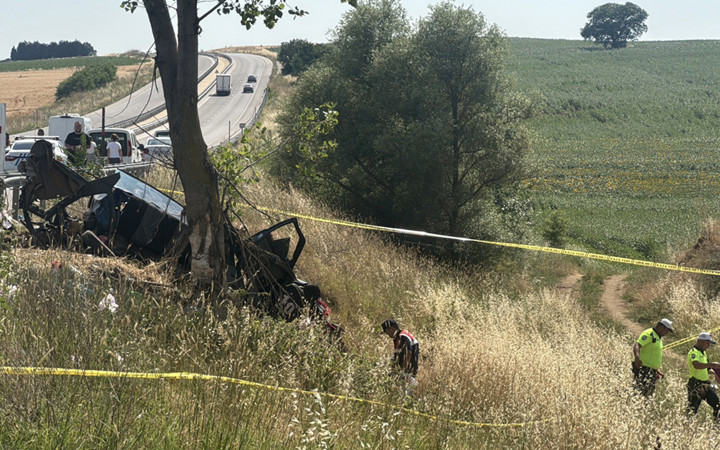 Edirne'de otomobil ağaca çarptı, 5 kişi hayatını kaybetti!