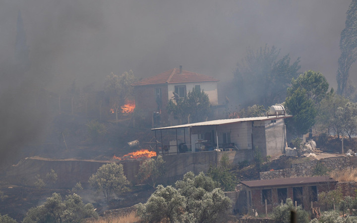 İzmir'de orman yangını! Yerleşim birimlerine sıçradı! Fırtına ekiplerin işini zorlaştırıyor