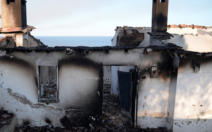 İzmir Seferihisar'da denize nazır lüks villalar yok oldu! Sahipleri son anda kurtuldu