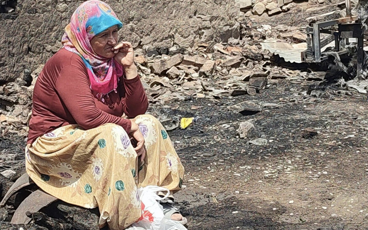 Sakarya-Bilecik sınırı alev alev yandı! Kaşıkçı Mahallesi'nin haline bakın, her şey küle döndü