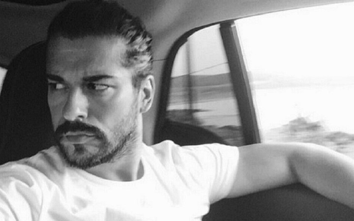 Oyuncu Burak Özçivit tatile giderken öyle birşey yaptı ki! Otomobillerini de yanında götürdü...