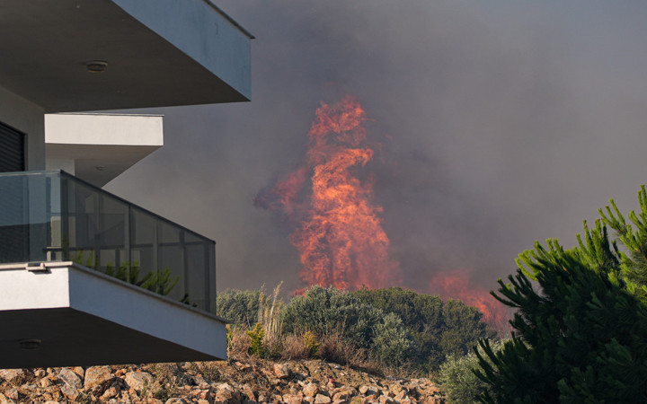 İzmir'de durum çok fena acı haber geldi! Çeşme ve Ödemiş'te alevler evlere sıçradı, yollar kapatıldı