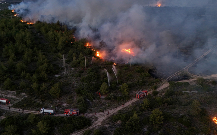 Alevlerle mücadele! Çeşme'deki orman yangını kontrol altına alındı