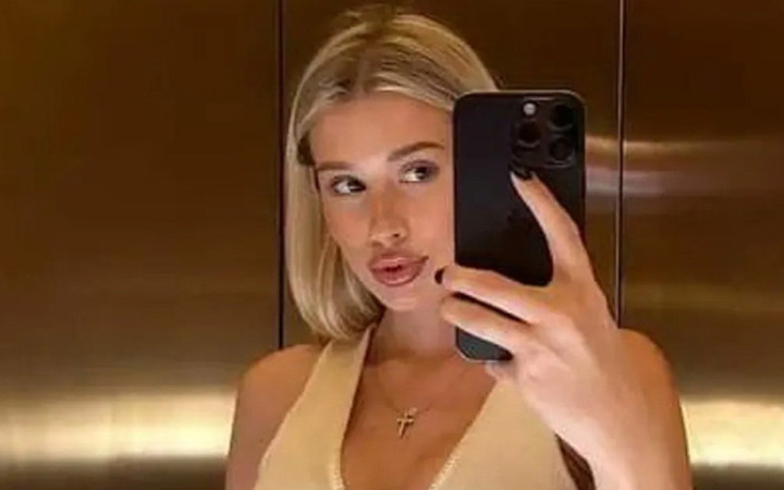 Bu kadın dünyada gündem oldu: Tırnak randevusuna askeri uçakla gitti!