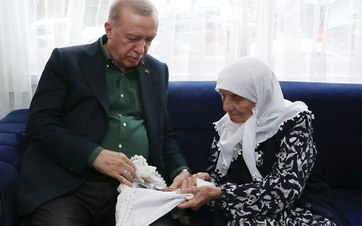 Cumhurbaşkanı Erdoğan, 15 Temmuz'da 3 yakını şehit olan Muzaffer Gülşen'i evinde ziyaret etti