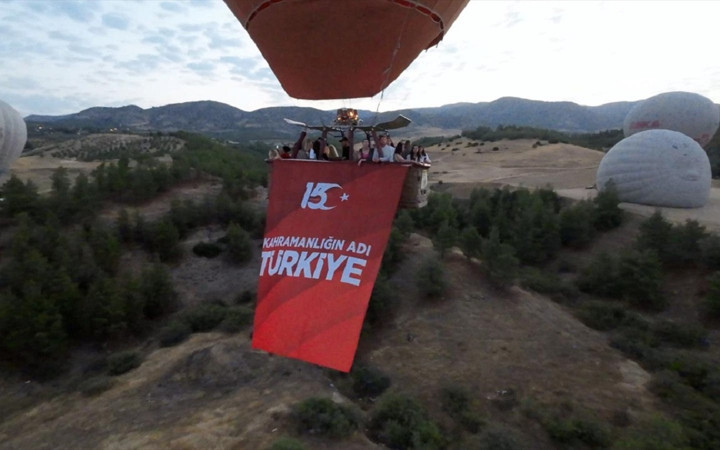 Pamukkale'de 15 Temmuz ruhu yaşatıldı! Sıcak hava balonları Türk bayraklarıyla gökyüzünde süzüldü