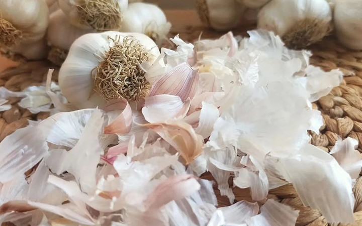 Faydasını bilseydiniz asla atmazdınız! İşte sarımsak kabuğunun mucize etkisi