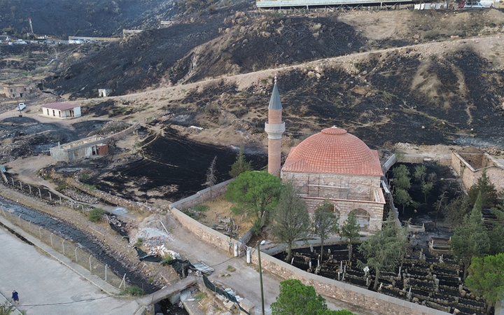 Alevler köyün yarısını yuttu mezarlığa ve bir oraya dokunmadı