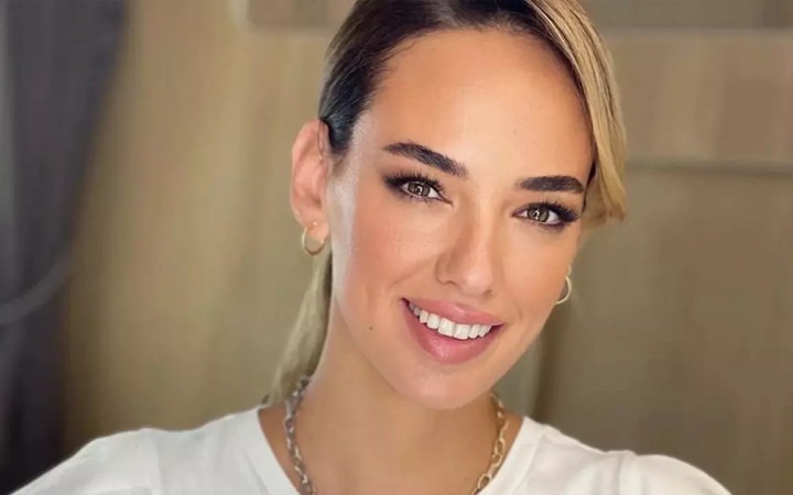 Oyuncu Seda Bakan'dan olay tarz! Siyah elbisesine yorum yağdı...