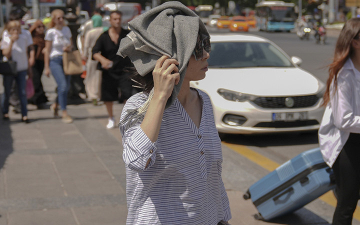 Son hava durumu tahmini çıldırttı! Fena sıcaklar geliyor, dal kıpırdamayacak AKOM da uyardı