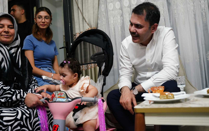 Bakan Kurum’dan depremzede aileye ziyaret