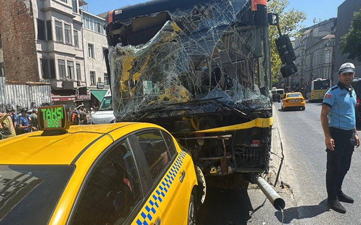 Beyoğlu'nda zincirleme kaza! İETT otobüsü, çöp kamyonu... Çok sayıda yaralı var