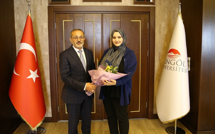 Üniversitede temizlik görevlisi olarak çalışan genç kız tıp hayaline kavuştu...