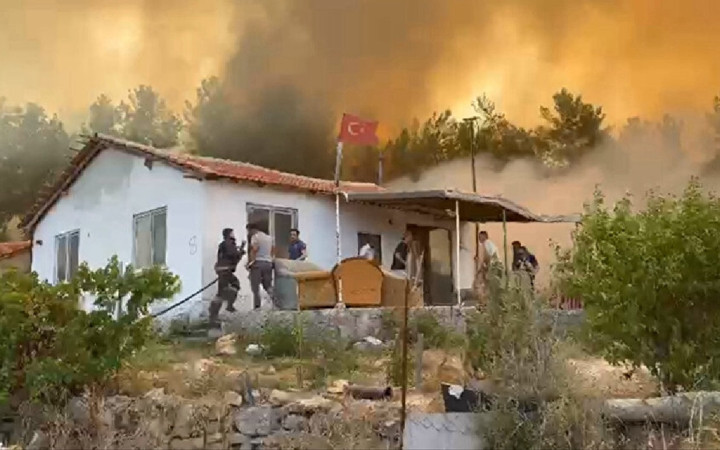 Antalya ve yurdun çeşitli bölgelerindeki orman yangınlarına müdahaleler sürüyor