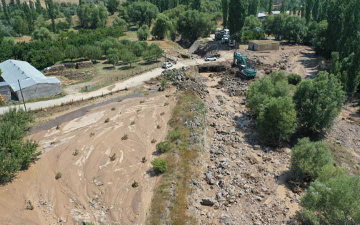 Kars'ta sel ve heyelan nedeniyle köylerde hasar oluştu