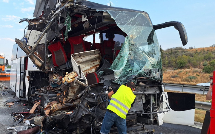 Yolcu otobüsü TIR'a çarptı! Feci kazada yaralılar var