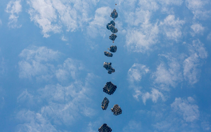 Açlık nedeniyle ölümlerin yaşandığı Gazze’ye havadan insani yardım bırakıldı...